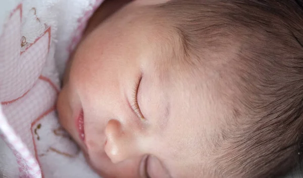 Nouveau Bébé Fille Relaxant Intérieur Son Lit — Photo