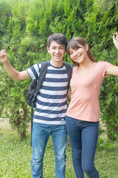 Multi Casal Adolescente Étnico Sorrindo Jardim — Fotografia de Stock