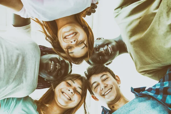 Multi Etnische Groep Van Tieners Glimlachen Naar Beneden Kijken Naar — Stockfoto