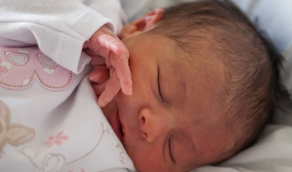 Neugeborenes Mädchen in ihrem Bett — Stockfoto