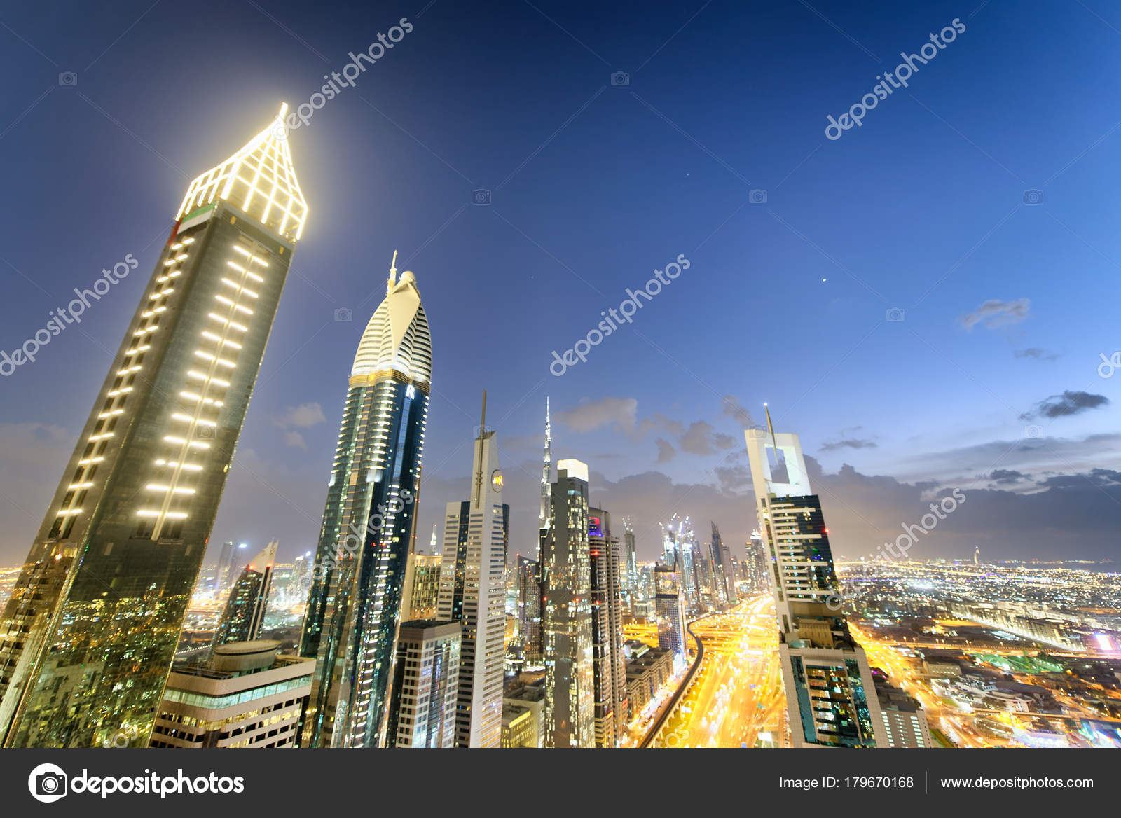 ドバイ アラブ首長国連邦 2016 Downrtown シェイク ザーイド ロード沿いは夜のスカイライン屋上から見た