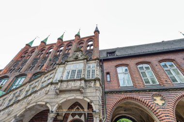 Lubeck, Almanya - 22 Temmuz 2016: Beyaz gökyüzü şehir eski binalar. Lubeck her yıl 5 milyon kişi çekiyor.