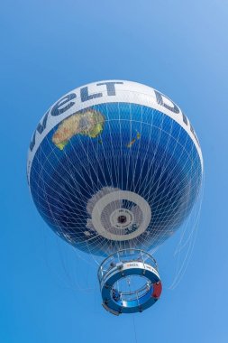 Berlin - 24 Temmuz 2016: Hava Servisi Berlin dünya balon Berlin Die Welt reklam ile çalışır. Helyum balonu yolcu 150 metreye kadar şehir alır.