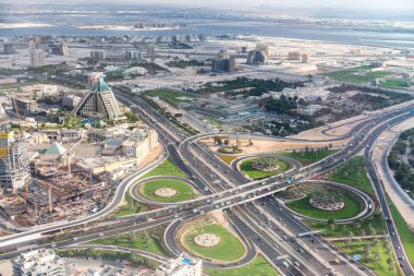 Dubai, Birleşik Arap Emirlikleri - 9 Aralık 2016: Hava görünümünü şehir yol Kavşakları helikopter. Şehir her yıl 30 milyon turist çeken.