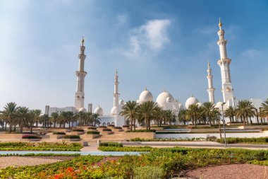 Sheikh Zayed Camisi güzel güneşli bir günde Abu Dhabi.