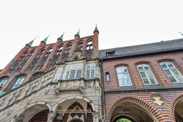 Lübeck Německo Červenec 2016 Město Starobylých Budov Proti Bílé Obloze — Stock fotografie