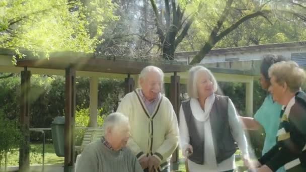 Счастливые Пожилые Люди Медсестра Общаться Открытом Воздухе Солнечный День — стоковое видео