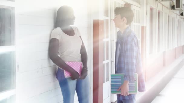 两个多种族的青少年在学校走廊里谈话 — 图库视频影像