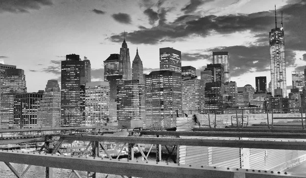 纽约市布鲁克林大桥曼哈顿市中心夜景 — 图库照片