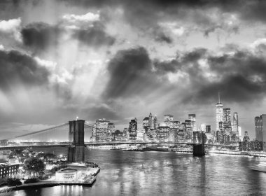 Siyah ve beyaz, ABD New York şehrinin gece manzarası.