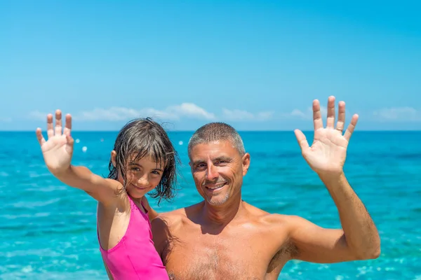 Father Daughtrer Waving Beach — Stock Photo, Image