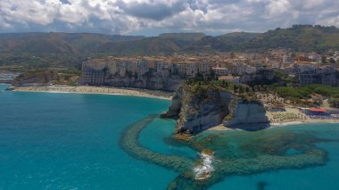 Hava panoramik Tropea kıyı şeridi ve plajlar yaz, Calabria - İtalya.