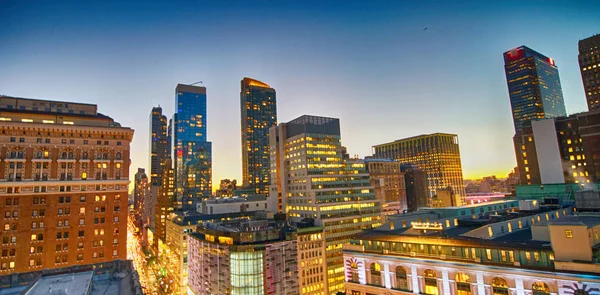 Şehir Çatıdan Batımında Görülen Midtown Manhattan Gökdelenler — Stok fotoğraf