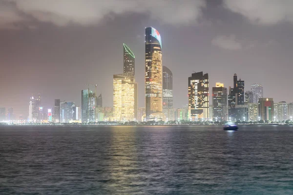 Marina Abu Dabi Görüldüğü Gibi Gece Corniche Road Binaların Yansımalar — Stok fotoğraf