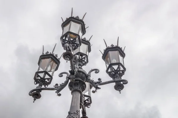 Starověké Pouliční Lampy Proti Zatažené Obloze — Stock fotografie