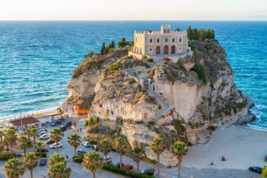 Tropea Manastırı manzaraya yaz günbatımı, Calabria, İtalya.
