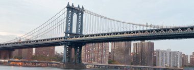 Gün batımında, ABD New York'ta Manhattan Köprüsü.