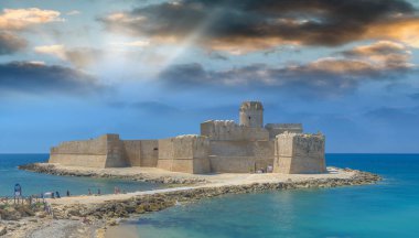 Aragonca Castle adlı günbatımı, Le Castella, Calabria - İtalya.