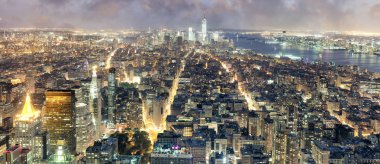 New York City bölgesindeki gece. Manhattan ışıkları, ABD havadan görünümü.