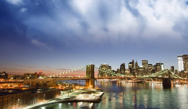 Приголомшливі Кольори Заходу Сонця Над Бруклінський Міст Нью Йорку Вид — стокове фото