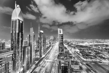 Dubai, Birleşik Arap Emirlikleri - 11 Aralık 2016: Downrtown manzarası Sheikh Zayed Road, çatıdan görüldüğü gibi gece. Şehir her yıl 30 milyon turist çeken.