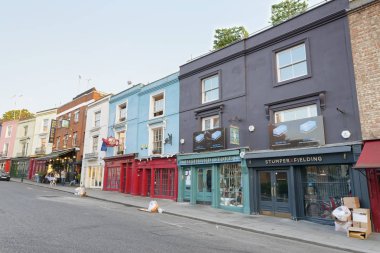 Londra - Mayıs 2015: Notting Hill, Londra, evleri. Portobello Road Market Notting Hill şu anda alışveriş gidilecek Londra'nın en iyi 15 biridir.