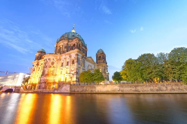 日落景色柏林人大教堂沿狂欢河 城市大教堂在夏天 — 图库照片