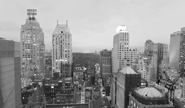 纽约市 2015年10月24日 美丽的日落鸟瞰曼哈顿中城摩天大楼晚上 纽约每年吸引5000万游客 — 图库照片