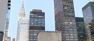 Şehir çatıdan batımında görülen midtown Manhattan gökdelenler.