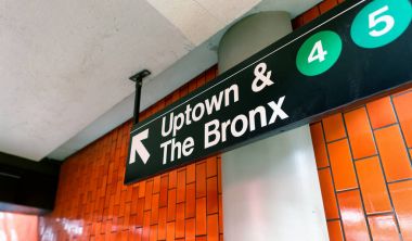 New York City - 8 Haziran 2013: Uptown ve Bronx istasyonu işareti. Şehrin 400'den fazla istasyonları işletim vardır.