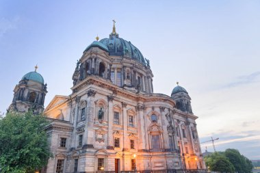 Gün batımı görünümünde yaz Berliner Dom şehir Katedrali.