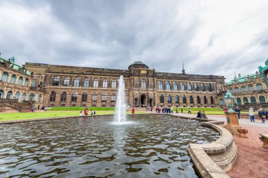 Dresden, Almanya - 15 Temmuz 2016: Turist Zwinger Palace ziyaret edin. Konumu, daha önce Dresden kalenin parçası..