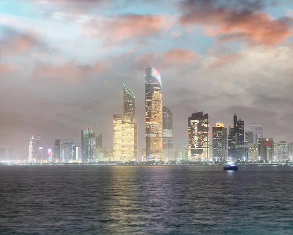 Refleksje Corniche Road Budynków Nocy Jak Widać Marina Abu Dhabi — Zdjęcie stockowe