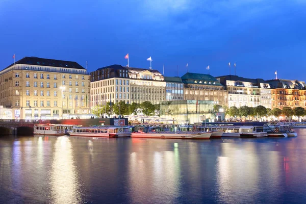 2016年7月20日 城市天际反射在湖在晚上 汉堡每年吸引1000万人 — 图库照片