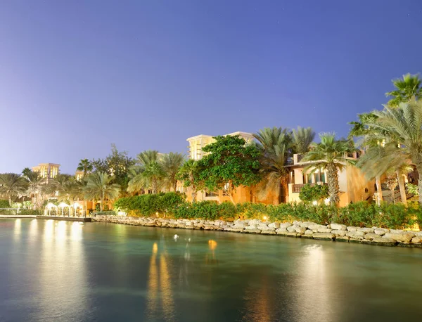 Vista Nocturna Las Reflexiones Los Edificios Madinat Jumeirah Dubai — Foto de Stock