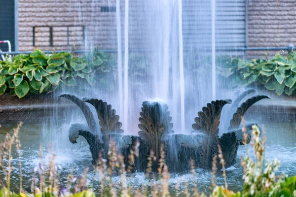 美丽清新的城市喷泉 — 图库照片