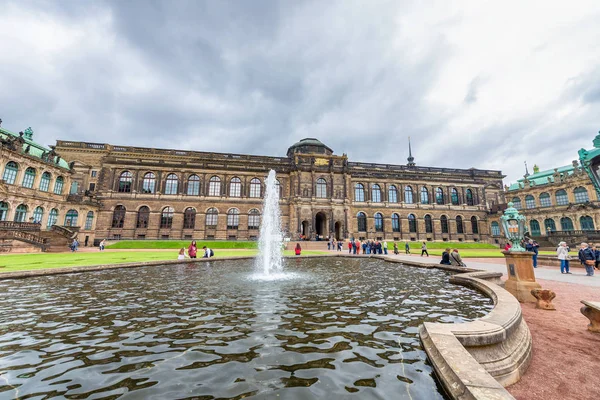 ドレスデン ドイツ 2016 観光客はツヴィンガー宮殿を訪れます 場所はドレスデンの要塞の一部であった旧 — ストック写真
