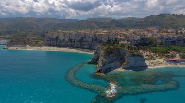 Hava panoramik Tropea kıyı şeridi ve plajlar yaz, Calabria - İtalya.