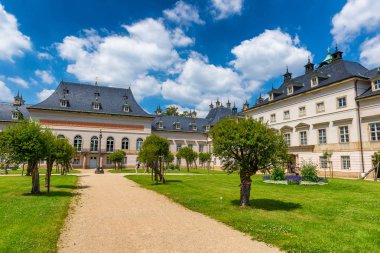 Panoramik Pillnitz kale ve bahçelerde yaz sezonu, Almanya.