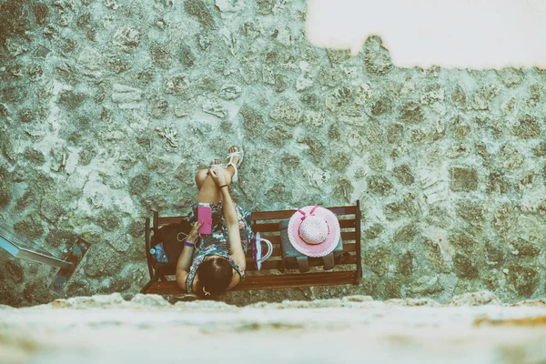 Vista Para Baixo Mulher Sentada Uma Praia Com Seu Chapéu — Fotografia de Stock