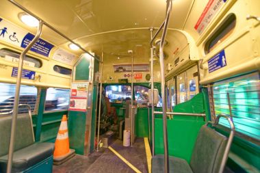 San Francisco - 6 Ağustos 2017: Cable Car iç geceleri. Bir büyük şehir cazibe olduğunu.