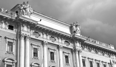 Mimaride Piazza Colonna, Roma, İtalya