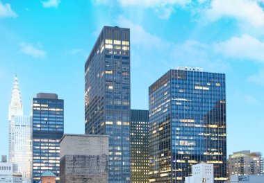 New York City bölgesindeki gece. Manhattan ışıkları, ABD havadan görünümü.