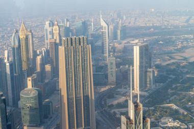 Dubai - 4 Aralık 2016: Downtown Dubai, hava manzaraya günbatımı. Şehir her yıl 30 milyon turist çeken.