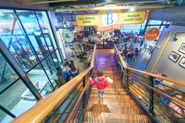 San Francisco - 7 Ağustos 2017: Turist Boudin restoranda. Şehrin büyük restoranından biridir.