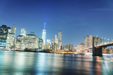 Gece ışıkları Manhattan - New York şehrinin hava görünümü - ABD.