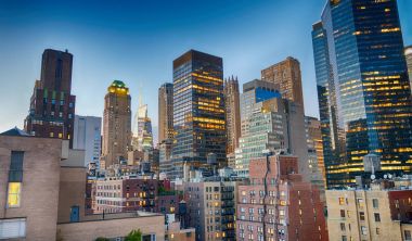 Şehir çatıdan batımında görülen midtown Manhattan gökdelenler.