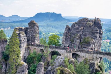 Dresden, Almanya - 16 Temmuz 2016: Turist Bastei Park ziyaret edin. Bu Saksonya büyük bir cazibe olduğunu.