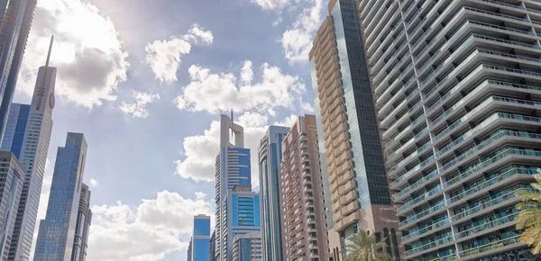从一辆移动的汽车看迪拜市中心的摩天大楼 — 图库照片