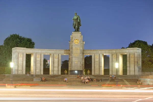 2016年7月24日 苏联战争纪念碑在柏林蒂尔加滕在晚上 这是苏联士兵的纪念碑 — 图库照片